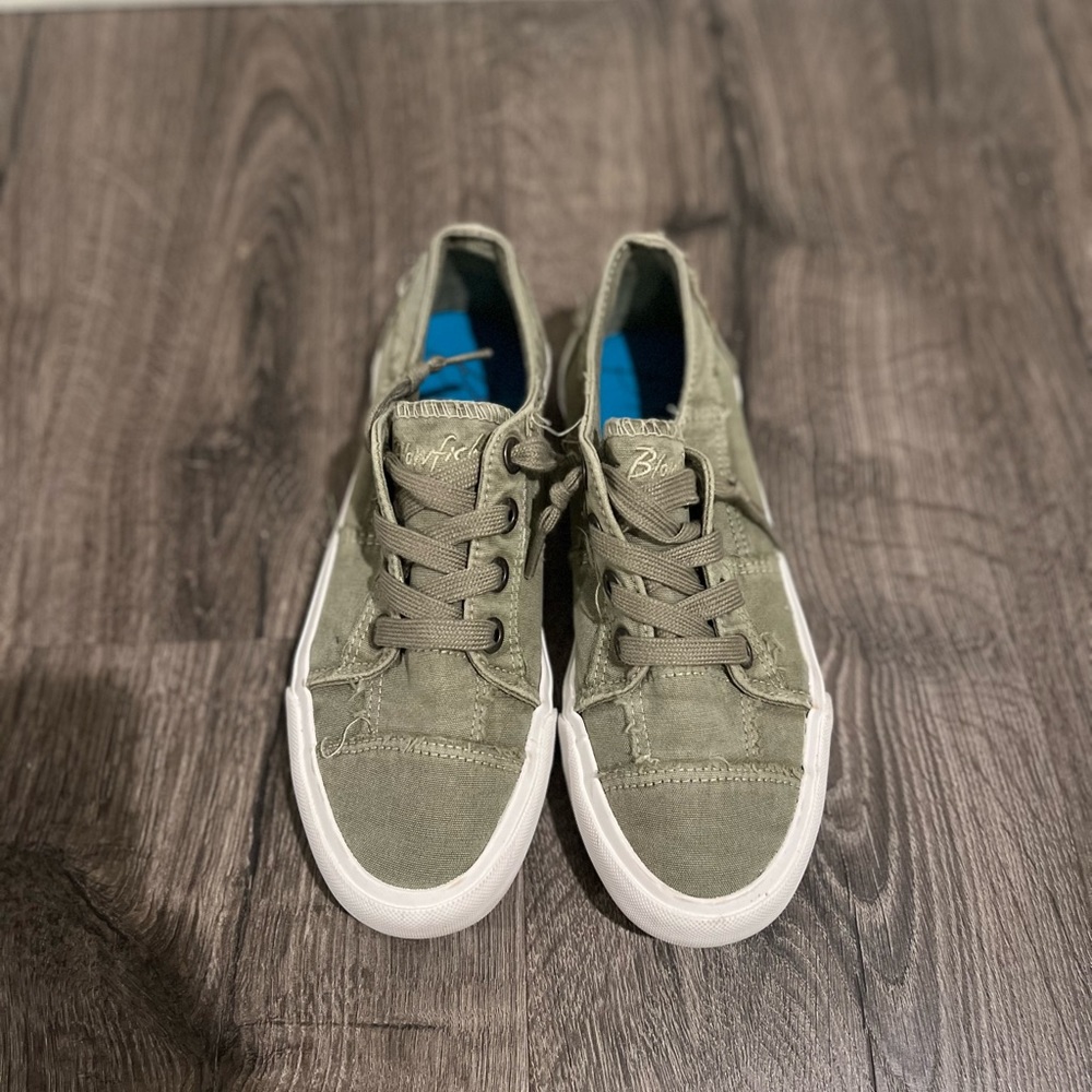 Women’s Blowfish Malibu sneakers. Like new. Size 6